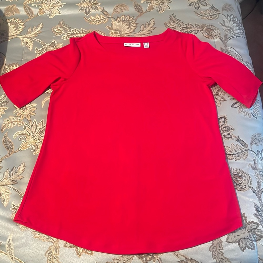 Beautiful top from QVC Smoke-free, gently worn. 95% polyester 5% spandex. Smooth